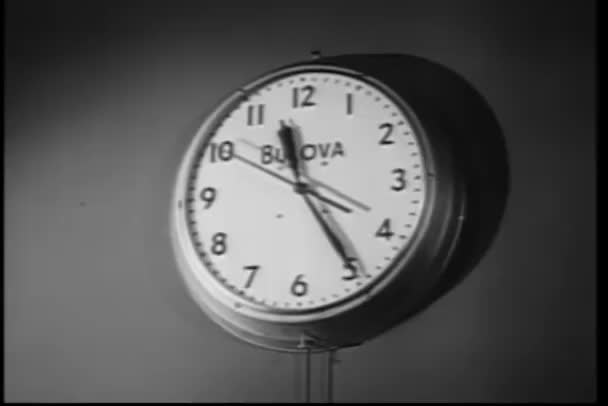 放大墙上的时钟在11 — 图库视频影像