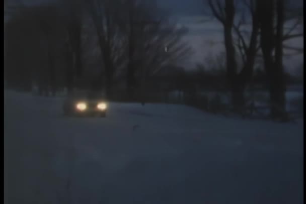 车开到车道上在雪灾期间 — 图库视频影像