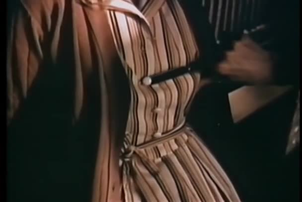 Крупный План Руки Ножницами Нарезка Кнопки Платье — стоковое видео