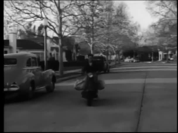 Paperboy Scooter Leveren Van Kranten Van Jaren 1950 — Stockvideo