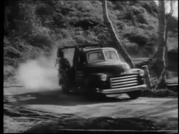 Pessoas Caminhonete Desconhecem Condução Área Perigosa 1950 — Vídeo de Stock
