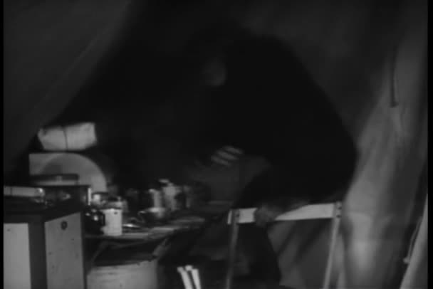 Yaramaz Maymun Çadırda Koltuk Katlama Ile Oynama — Stok video