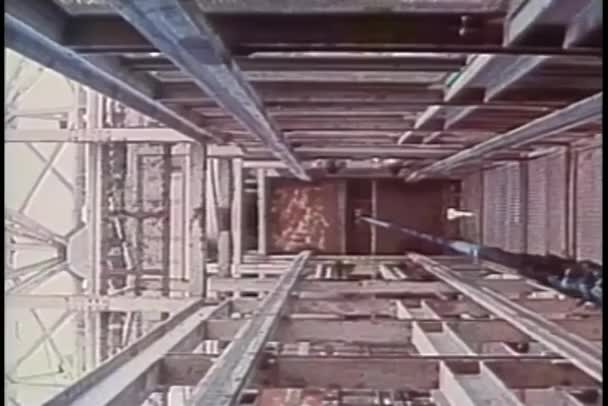 Pohled Vzestupně Důlním Výtahu — Stock video
