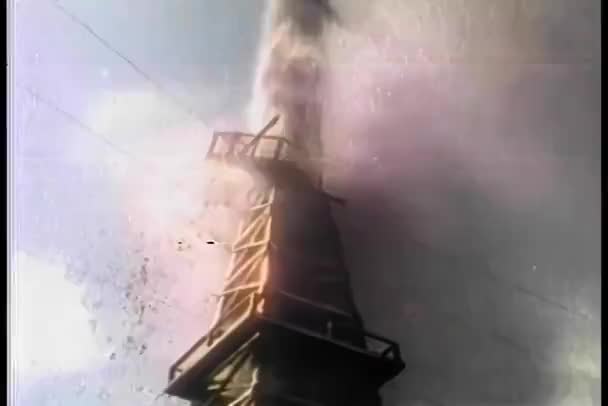 Derrick Ten Fışkıran Petrolün Düşük Açılı Görüntüsü — Stok video