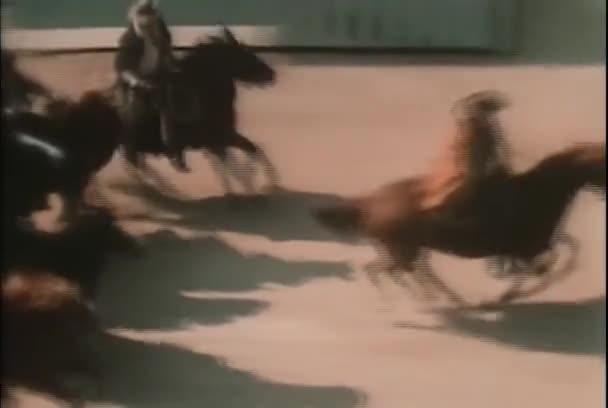 Ковбої Конях Їдуть Седан Місті 1960 — стокове відео