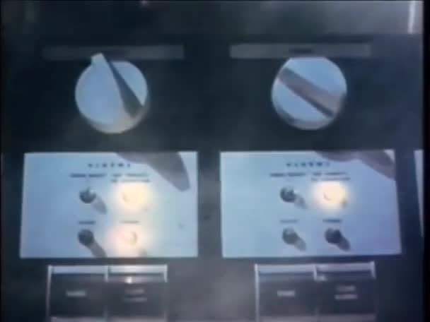 Aydınlatılmış Kontrol Makinesinden Yayılan Duman — Stok video