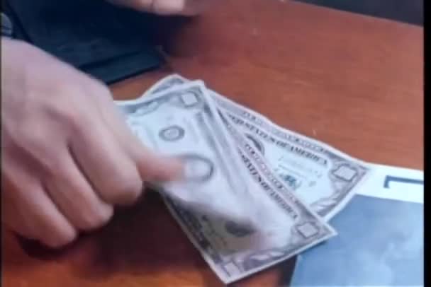 Close Van Mens Uit Vijf Honderd Dollarbiljetten Tellen — Stockvideo