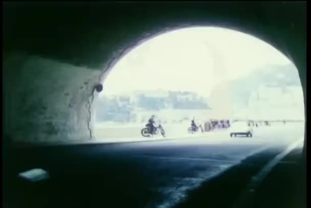 Vista Posteriore Delle Auto Che Corrono Attraverso Tunnel — Video Stock
