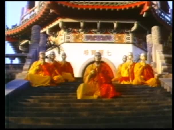 Mönche Beten Auf Stufen Vor Dem Shaolin Tempel — Stockvideo
