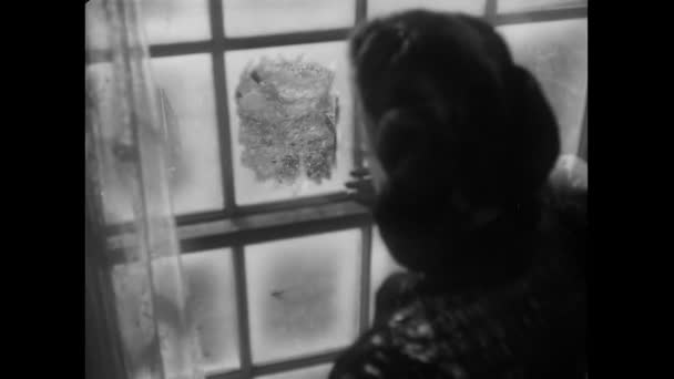 Žena Hledá Mrazivým Oknem 1940S — Stock video