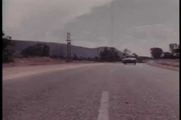 Две Машины Пытаются Сбить Друг Друга Дороги — стоковое видео