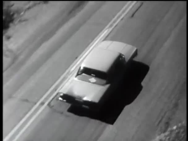 High Úhel Pohledu Auto Cestování Venkovské Silnici 1960 — Stock video