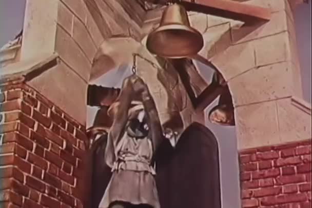 Chevaliers Mécaniques Sonnant Cloches Église Dans Tour Années 1950 — Video