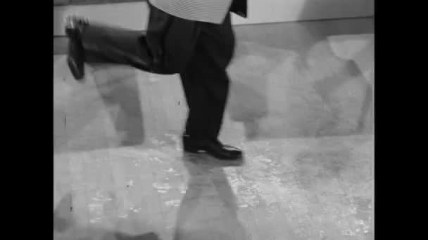 Tampilan Samping Pria Menari Tap Lantai Kayu 1950 — Stok Video