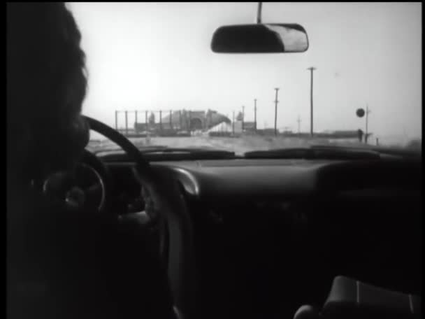Widok Wnętrza Kobiety Jazdy Samochodem Wiejskiej Drodze 1960 Roku — Wideo stockowe