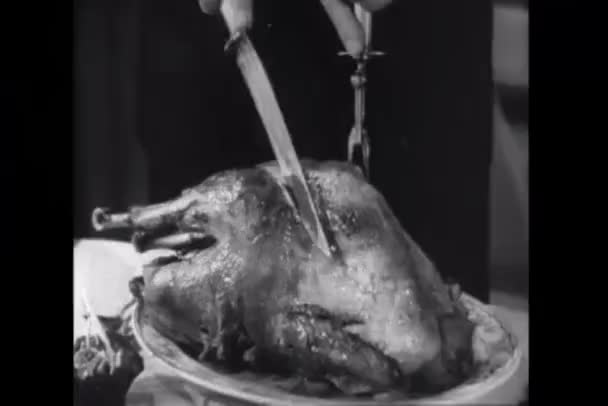 Yakın Çekim Tavuk Oyma Çatal Bıçak Ile Kesme — Stok video