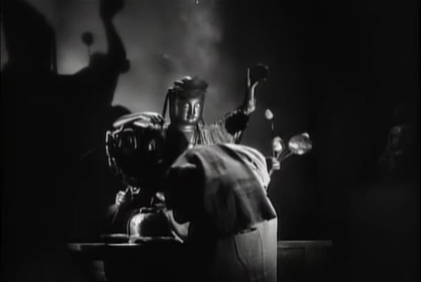 Muž Nožem Schovává Sochu Jako Člověk Modlí Roce 1930 — Stock video