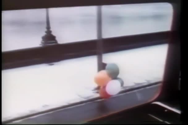 Visa Från Buss Fönster Ballonger Flyter Utanför — Stockvideo