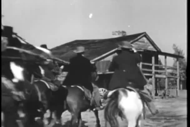 Ομάδα Ανδρών Για Άλογα Ιππασίας Προς Οικία — Αρχείο Βίντεο