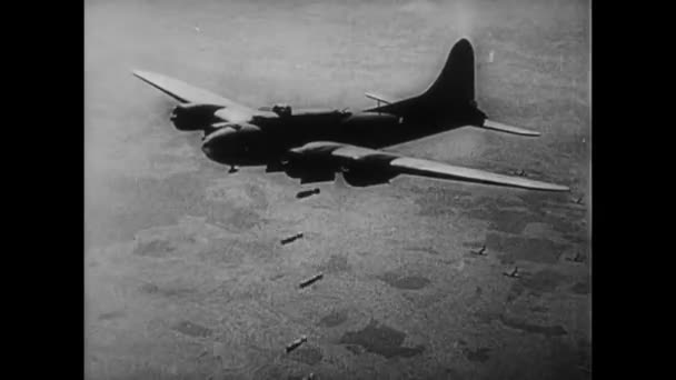 Aereo Che Sgancia Bombe Durante Seconda Guerra Mondiale — Video Stock