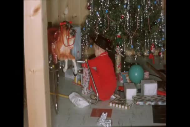 Chlapeček Rozbalení Dárků Pod Vánoční Stromeček — Stock video