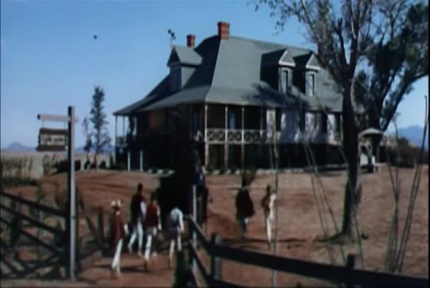 Chlapci Koně Tažené Vozík Domu Roce 1960 — Stock video