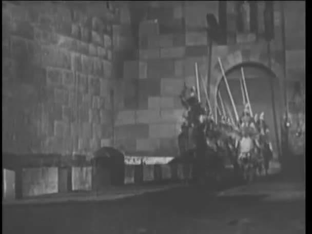 夜间骑着马从拱廊进入时携带武器的部队 — 图库视频影像