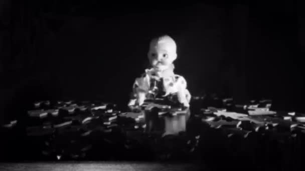 Windup Bebeği Yapboz Parçaları Üzerinde Yürüyor Yuvarlanıyor — Stok video