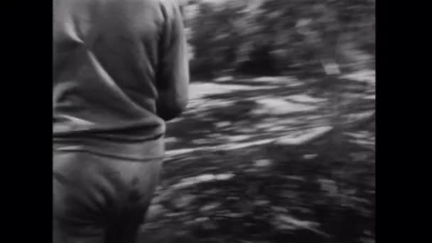 Çılgınca Orman Yoluyla Çalışan Genç Adam — Stok video