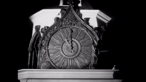 Uhr Schlägt Elf Uhr — Stockvideo