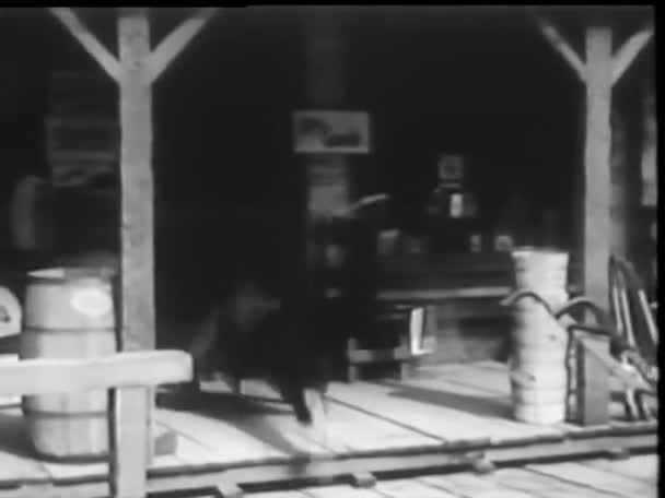 Visão Traseira Homem Tropeçando Antes Entrar Loja 1940 — Vídeo de Stock