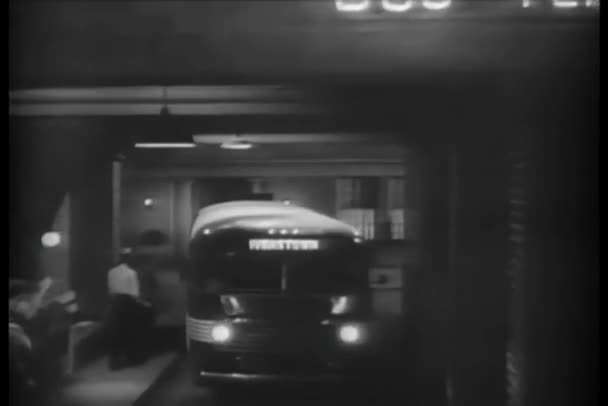 Szerokie Ujęcie Terminalu Autobusowego Nocy — Wideo stockowe