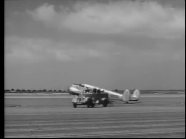 Vozidla Letiště Jak Malé Letadlo Vzlétne Roku 1950 — Stock video
