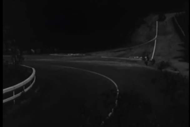 Carro Dos Anos 1940 Acelerando Estrada Campo Para Estrada Noite — Vídeo de Stock