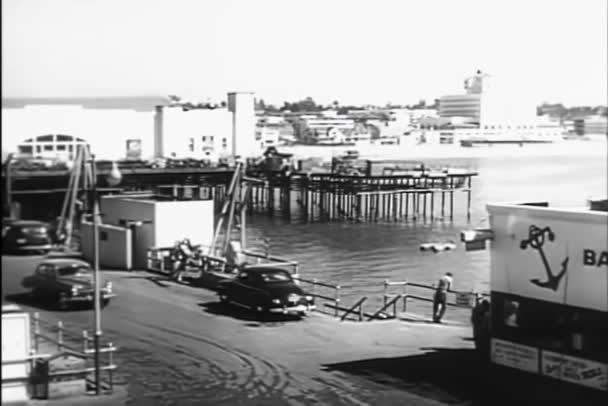 Panning Tiro Carro Chegando Cais Santa Monica 1940 — Vídeo de Stock