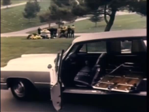 Bilen Parkerad Mot Människor Som Deltar Begravning Kyrkogården — Stockvideo