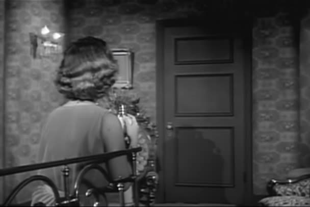 Молодая Женщина Поднимается Открытой Двери Спальни 1950 Годы — стоковое видео