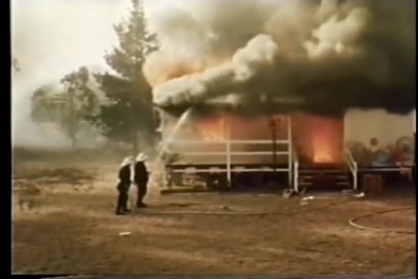 Feuerwehrleute Löschen Hausbrand — Stockvideo