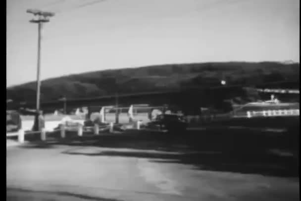 Auto Uhánějící Boční Cestou Mostu Golden Gate — Stock video