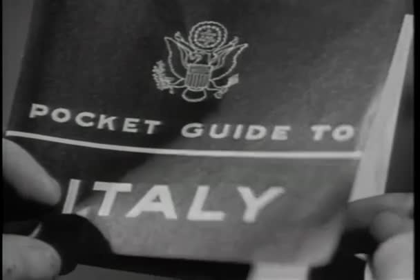 Закри Людини Переглядають Кишеньковий Довідник Італії — стокове відео