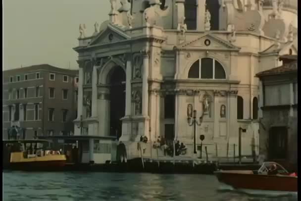 Gondol Och Ångbåt Reser Ner Kanalen Venedig Italien — Stockvideo