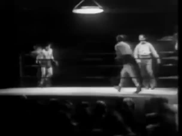 Árbitro Dando Vueltas Boxeadores Ring 1940 — Vídeos de Stock