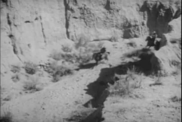 Группа Ковбоев Скачущих Верхом Каньону 1930 Годы — стоковое видео