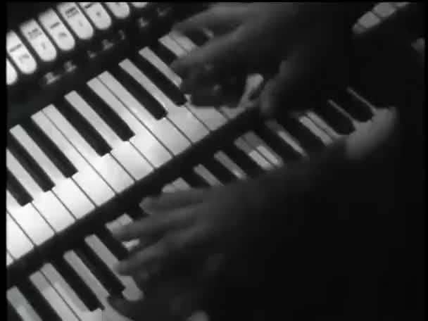 Close Homem Impedindo Mulher Tocar Órgão 1960 — Vídeo de Stock