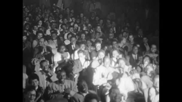 Spotlight Panning Publiek Theater Van Rechts Naar Links Jaren 1950 — Stockvideo