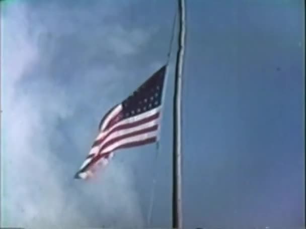 Vista Baixo Ângulo Bandeira Americana Abaixada Contra Céu Azul — Vídeo de Stock