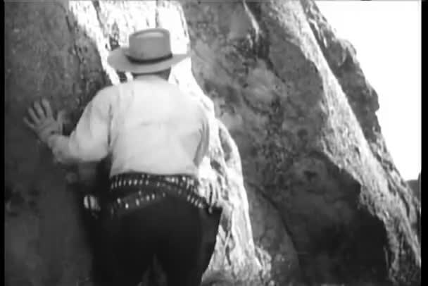Vedere Din Spate Cowboy Ului Care Acoperă Pietre — Videoclip de stoc