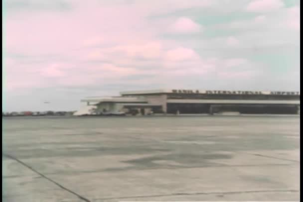 マニラの国際空港に着陸飛行機 — ストック動画