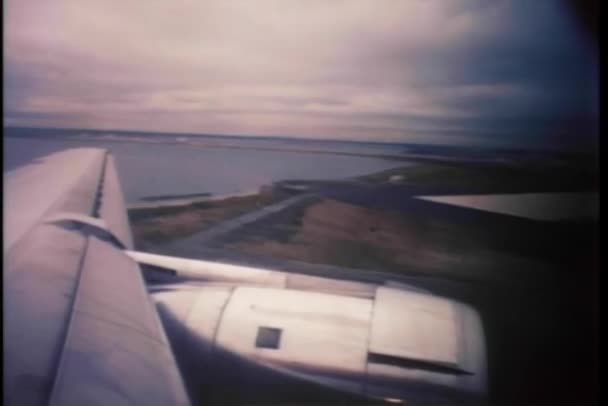 从机翼的飞机在跑道上的风景 — 图库视频影像