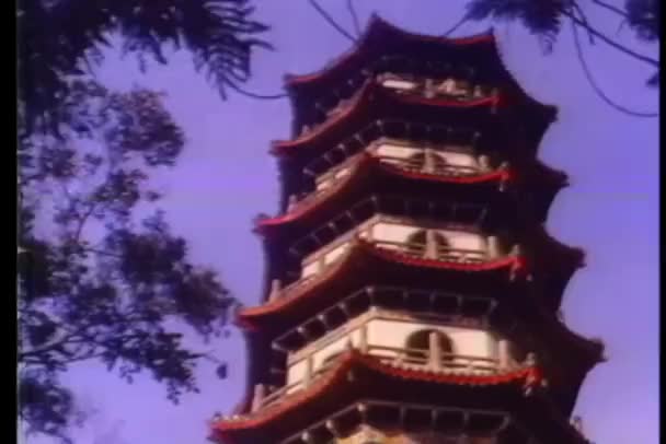 少林寺から飛び降りる人 — ストック動画